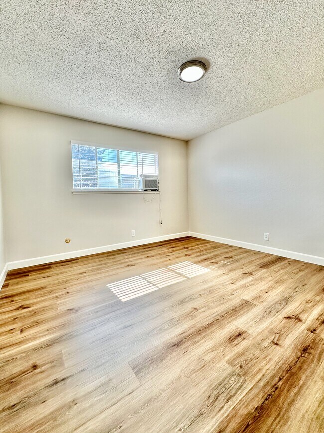 Building Photo - Gallatin Apartments