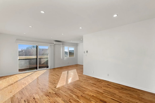 Building Photo - Beautiful clean/private building in one of...