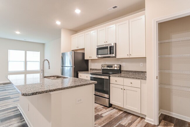 Foto del edificio - Brand New Townhome | 3 BR/2.5BA | 1-Car Garage | Near Downtown Mooresville