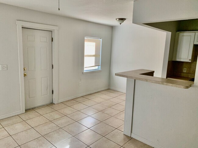 Building Photo - 2 bed 2 bath close to downtown Bradenton