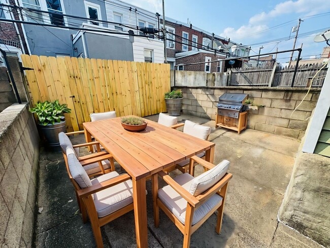 Building Photo - Remodeled 3bd/1 House with Rear yard!! SEC...