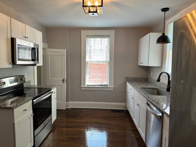 Foto del edificio - Three bedroom, three bath house in West End!