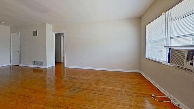 Building Photo - Cute and Charming Apartment in St. Nicholas