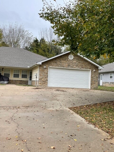 Primary Photo - 63220 E 291 Rd
