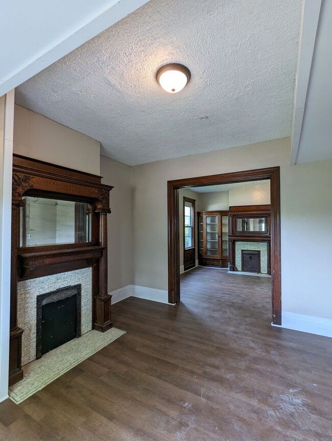 Building Photo - Large 3 Bedroom 1 Bathroom House (Marshall...