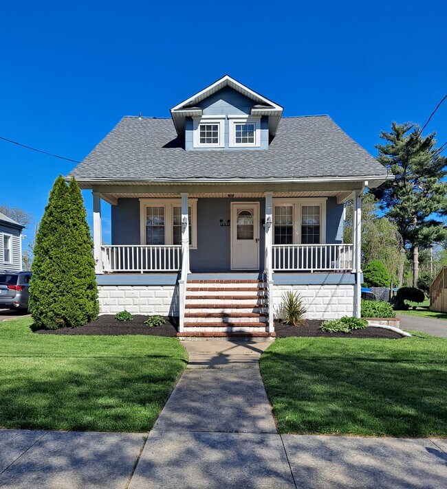 Building Photo - 647 Kenilworth Ave