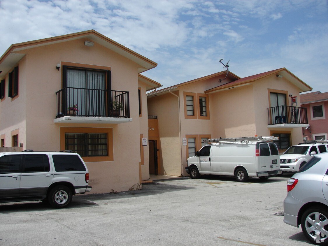 Foto del edificio - 5760-5764 W 25th Ct