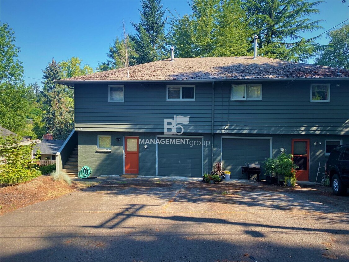 Primary Photo - Spacious Multnomah Village Duplex sits amo...