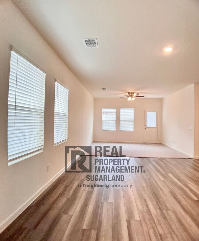 Building Photo - Water Views & Modern Style in Richmond