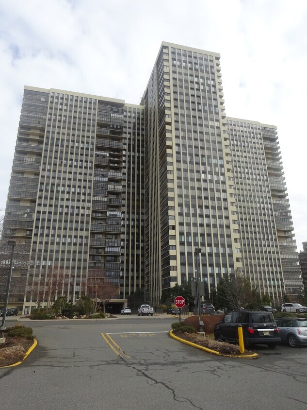Luxury Winston Towers - 200 Winston Dr