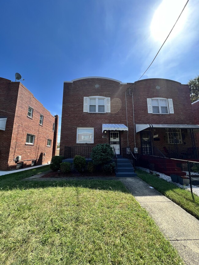 Building Photo - 5333 Ames St