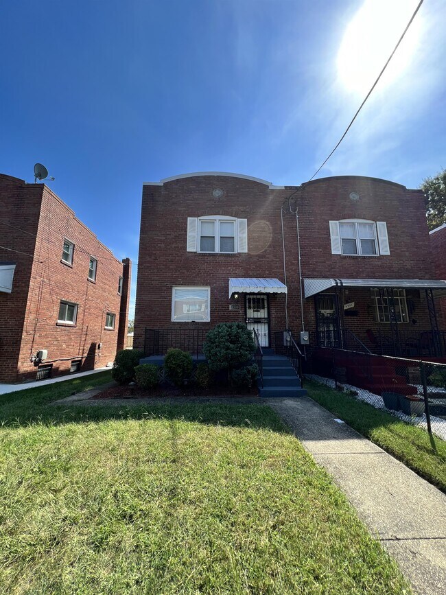 Foto del edificio - 5333 Ames St