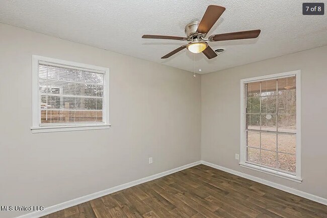 Foto del edificio - 3102 Longwood Dr