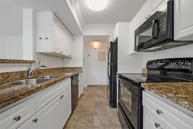 Building Photo - 10560 SW 156th Pl