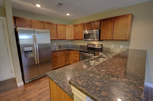 Building Photo - Gorgeous 3 Bedroom Townhome