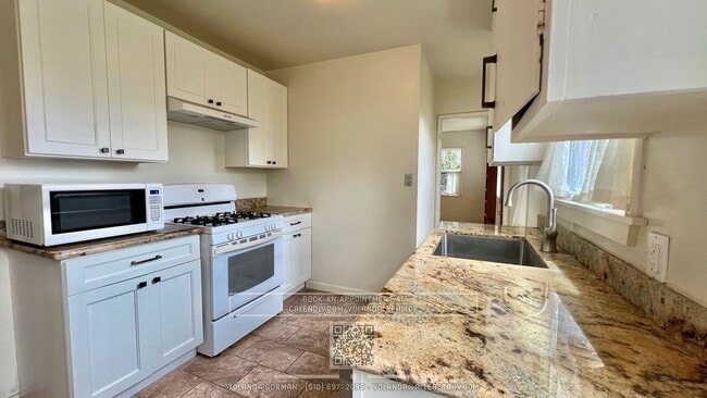 Building Photo - Charming Cottage with Updated Kitchen in t...