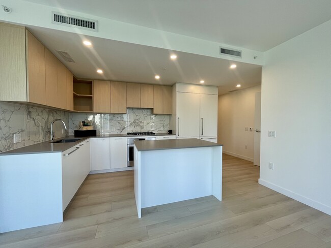Building Photo - 6468 Willingdon Ave