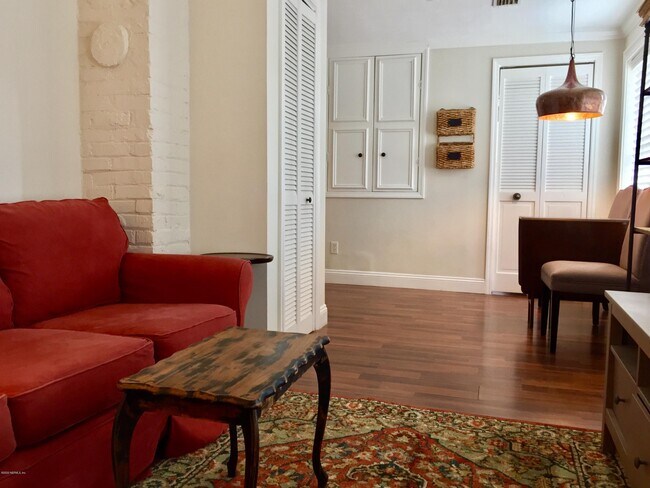 Foto del edificio - 2561 Dellwood Ave