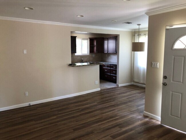 Foto del edificio - Stunning 3-Bedroom Burbank Home with Office & Entertainer’s Backyard