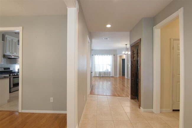 Building Photo - 1711 Hoyt Ln