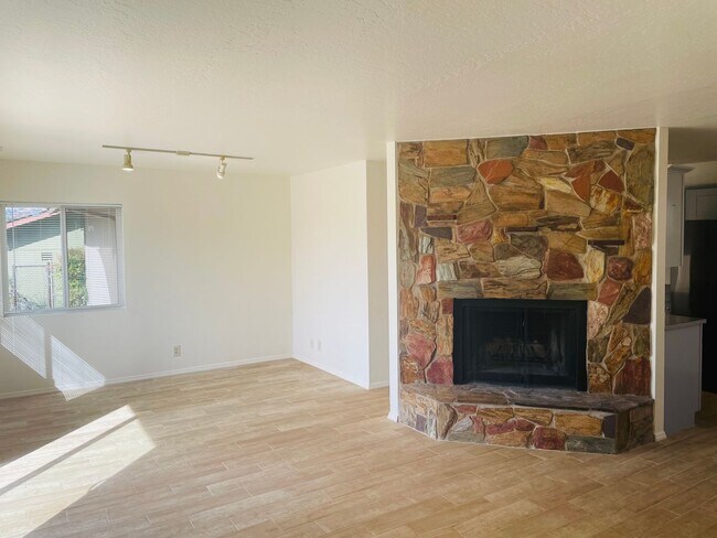 Foto del edificio - 185 Sierra Rd