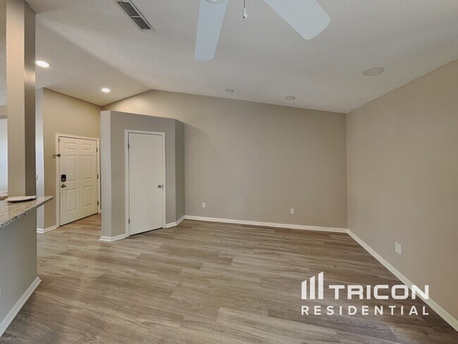 Foto del edificio - 1707 Ashwood Cir