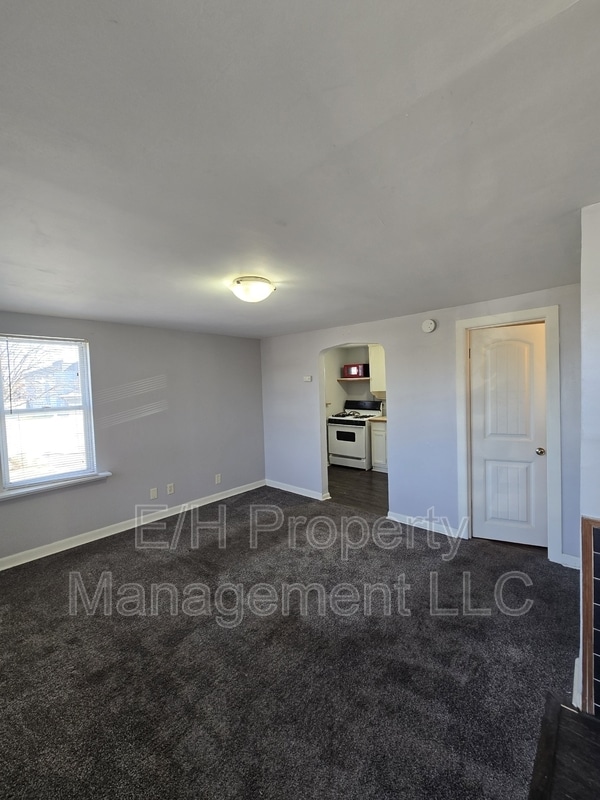 Building Photo - 938 N Broadway Ave