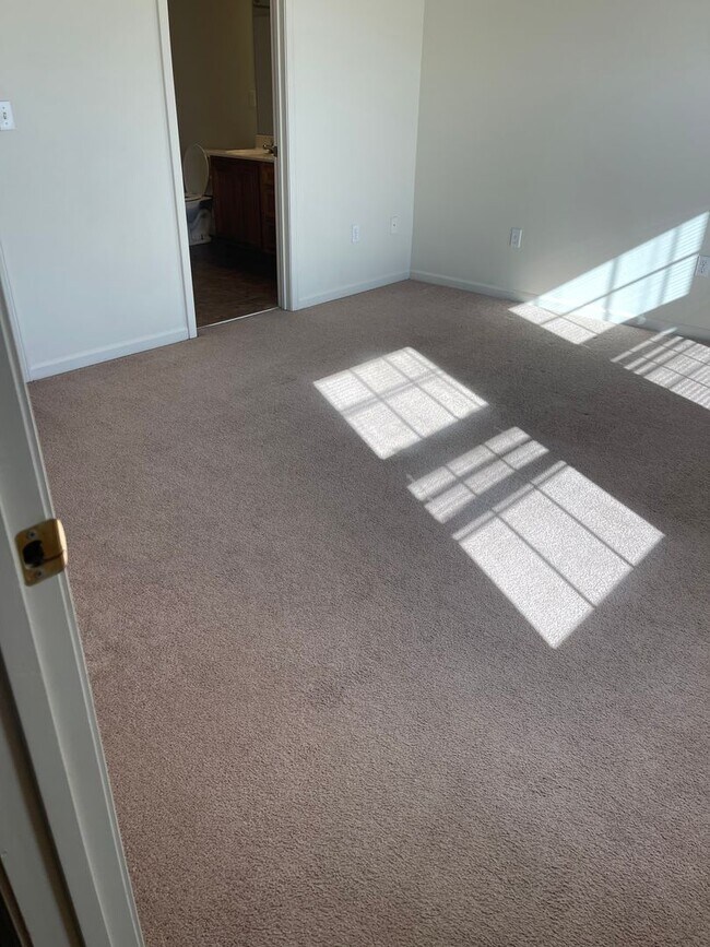 Foto del edificio - 16056 Holy Cross Ln