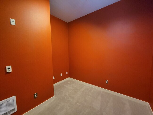 Foto del edificio - Immediate move in available; 1 bedroom condo with large den