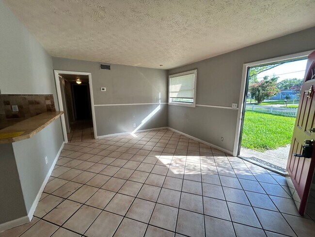 Foto del edificio - 4/2 Westside Home on Corner Lot with Fence...
