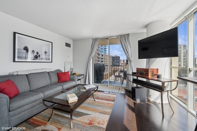 Building Photo - 1212 N La Salle Dr