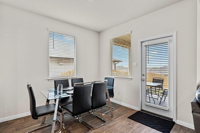 Foto del edificio - 381 Evergreen Sumac Lp