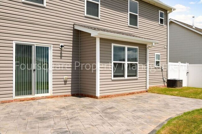 Building Photo - Single Family Home | Fenced-In Back Yard |...