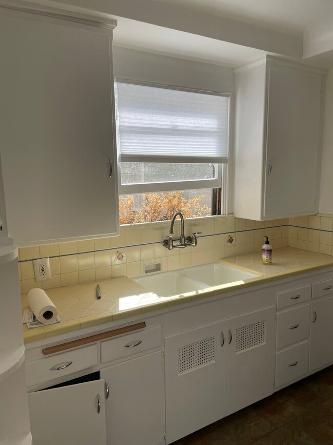 Kitchen - 1343 Oak St
