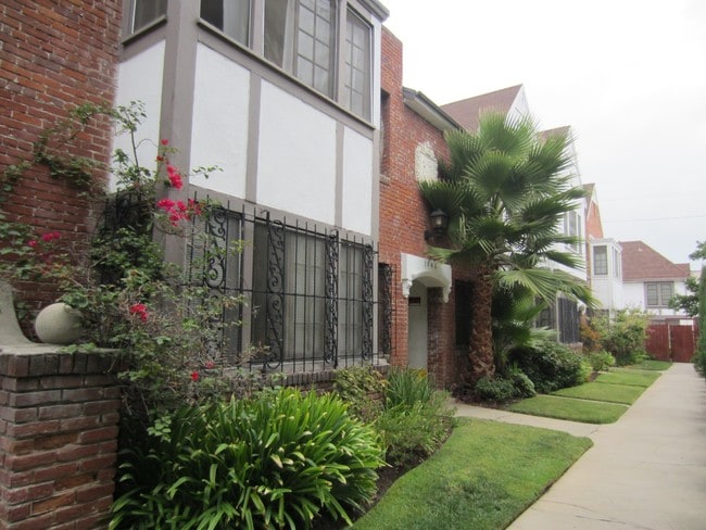 Sidewalk entry - 1648 Rodney Dr