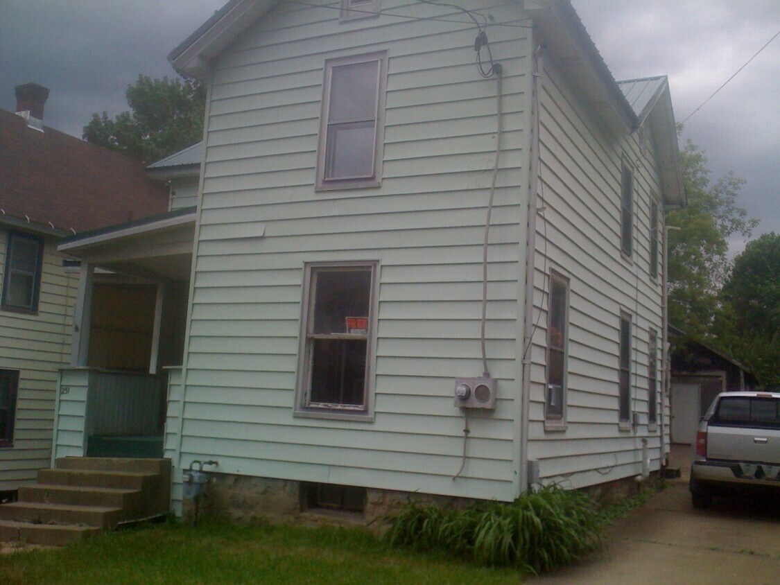 Primary Photo - 231 N Carver St