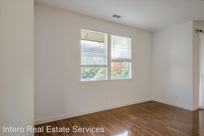 Building Photo - 2 br, 2.5 bath House - 958 E Duane Avenue ...