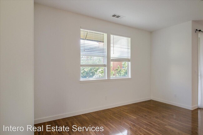 Foto del edificio - 2 br, 2.5 bath House - 958 E Duane Avenue ...