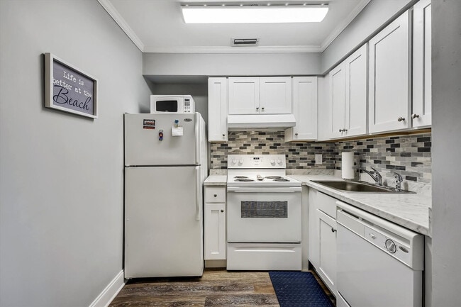 Building Photo - 4114 Holiday Dr