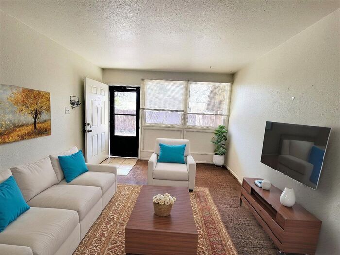 Foto principal - Charming 2-Bedroom Duplex | Limited-Time O...