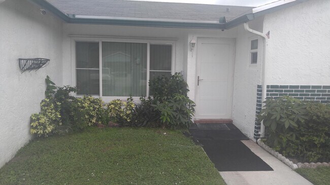 Foto del edificio - 7112 Pine Manor Dr