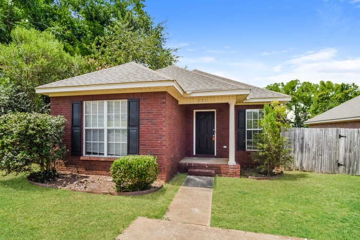 Primary Photo - Charming 3 Bedroom Home