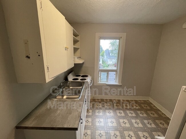 Building Photo - 339 Marks St N