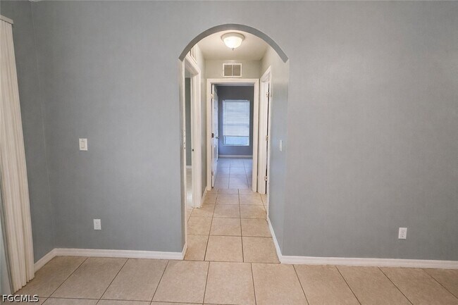 Foto del edificio - 609-611 Hawthorne Ave S