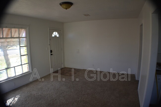 Building Photo - 1916 S Seminole St