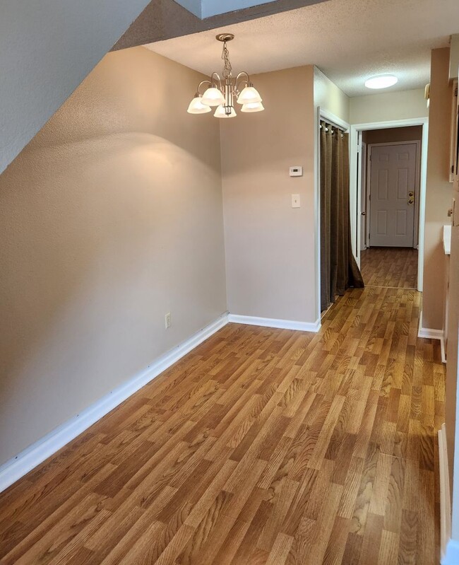 Building Photo - 2/2 town home, all hardwood floors for ren...
