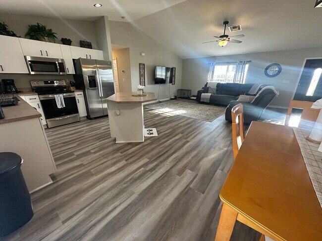 Foto del edificio - 128 NW 25th Pl