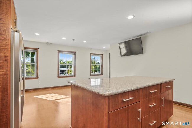 Building Photo - 433 Post Rd