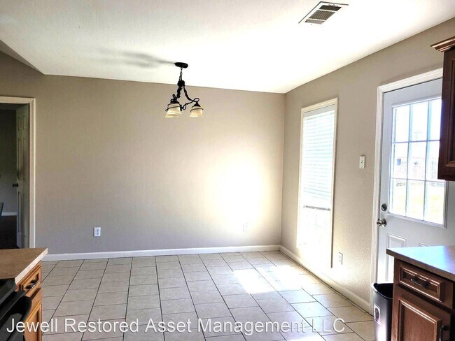 Foto del edificio - 3 br, 2 bath House - 5 Moore Rd
