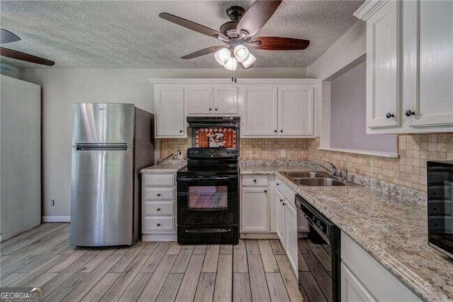 Building Photo - 5145 Hill Farm Dr NE